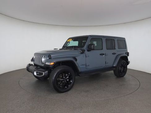 Used 2025 Jeep Wrangler Unlimited Sahara AWD/4WD image 3