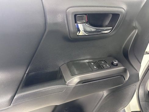 Used 2017 Toyota Tacoma TRD Sport image 19