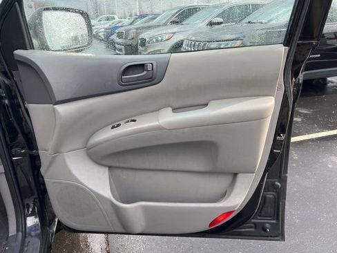 Used 2012 Kia Sedona LX image 29