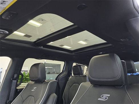 New 2026 Chrysler Pacifica Limited w/ Uconnect Theater Family Group image 10