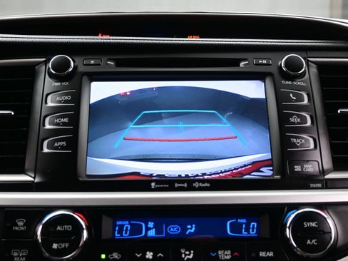 Used 2019 Toyota Highlander XLE AWD/4WD image 19