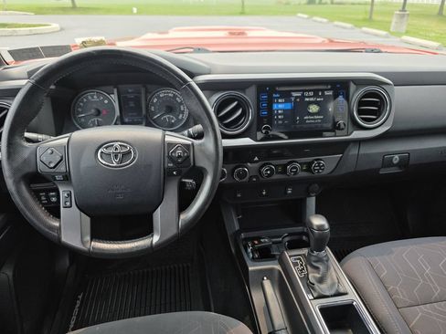 Used 2017 Toyota Tacoma TRD Sport w/ Tow Package (A/T) AWD/4WD image 19