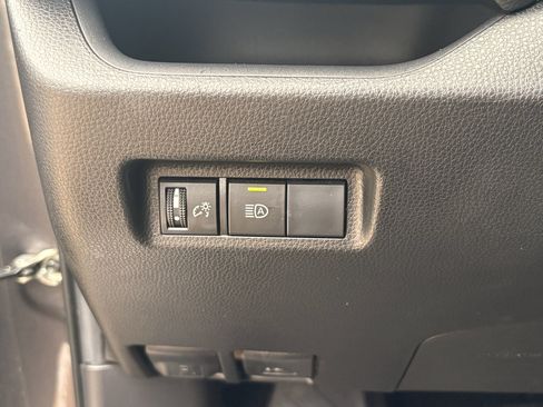 Used 2019 Toyota RAV4 LE FWD image 12