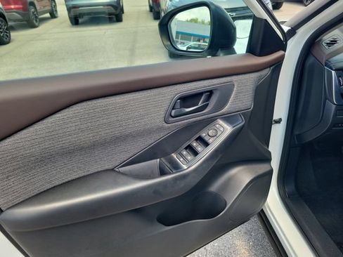 Used 2023 Nissan Rogue S AWD/4WD image 16