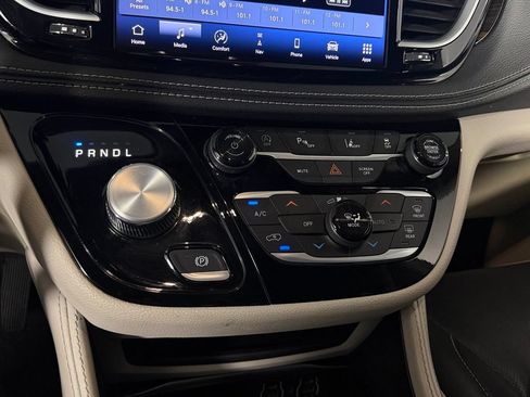 Used 2024 Chrysler Pacifica Limited FWD image 19