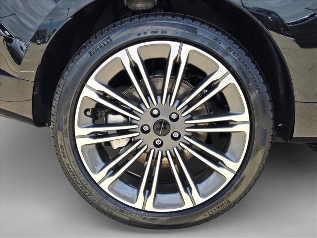 New 2026 Land Rover Range Rover Long Wheelbase SE AWD/4WD image 10