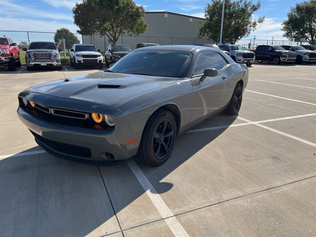Used 2017 Dodge Challenger SXT RWD image 1