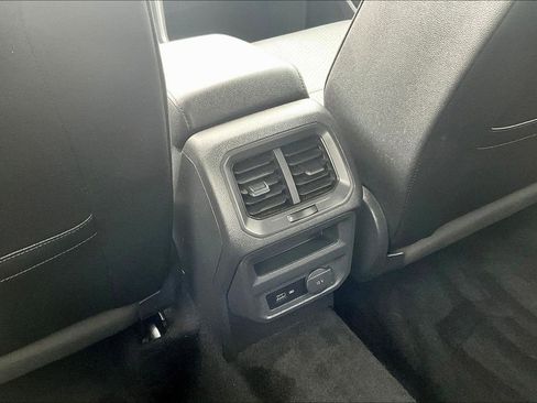 Used 2019 Volkswagen Tiguan SE image 11