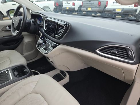 Used 2020 Chrysler Pacifica Touring-L Plus FWD image 27