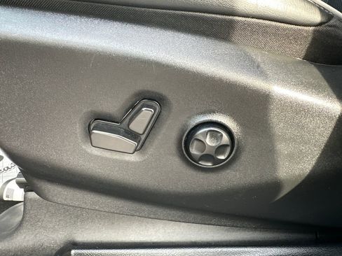 Used 2025 Chrysler Pacifica Limited image 22