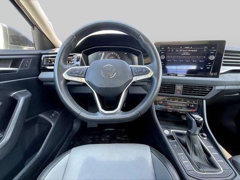 Used 2025 Volkswagen Jetta SE FWD image 10