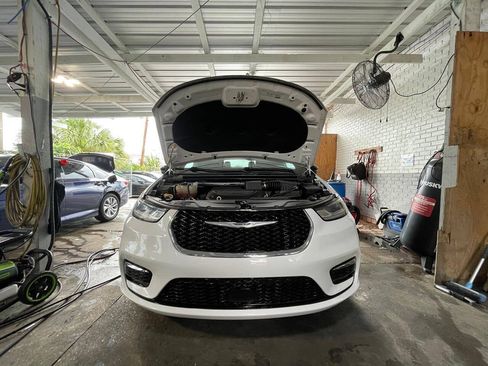 Used 2025 Chrysler Pacifica Select FWD image 2