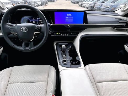 Used 2023 Toyota Crown Limited image 14