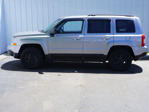 Used 2017 Jeep Patriot Sport w/ Power Value Group FWD image 3