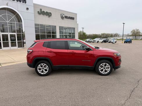 Used 2025 Jeep Compass Latitude AWD/4WD image 2