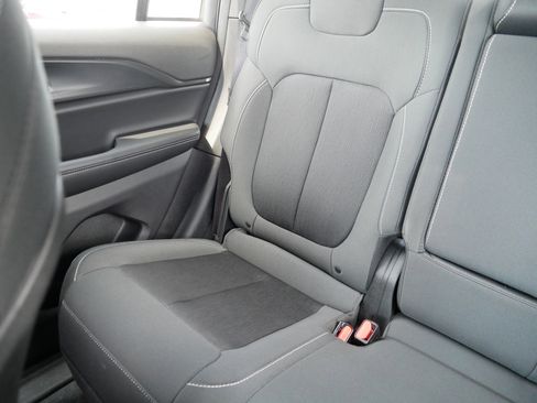 Used 2025 Jeep Grand Cherokee Laredo w/ Luxury Tech Group I AWD/4WD image 12