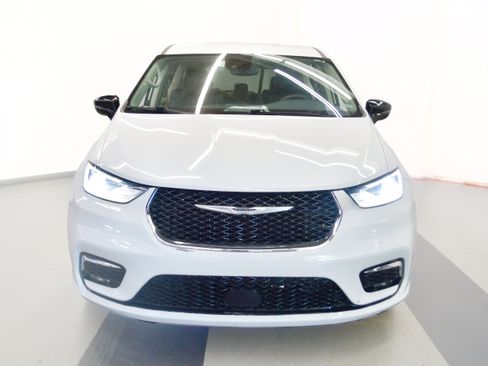 Used 2024 Chrysler Pacifica Touring-L FWD image 3