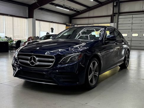 Used 2017 Mercedes-Benz E 300 4MATIC image 4