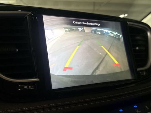 Used 2023 Chrysler Pacifica Limited FWD image 18