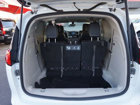 Used 2021 Chrysler Voyager Lxi image 8