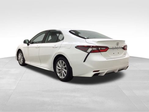 Used 2023 Toyota Camry SE FWD image 2
