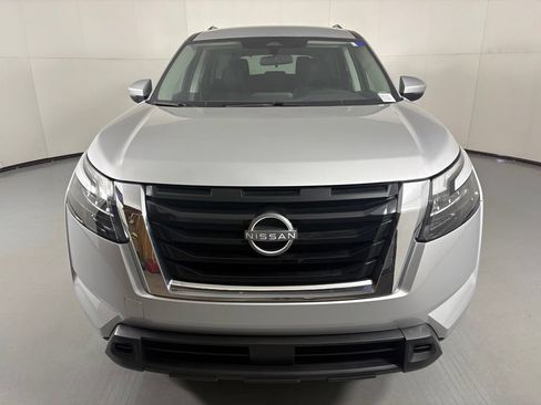 Used 2024 Nissan Pathfinder SV FWD image 3