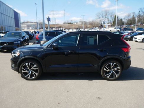 Used 2022 Volvo XC40 T5 R-Design image 4