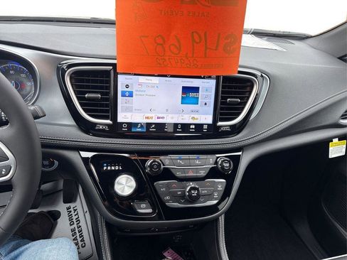 New 2026 Chrysler Pacifica Limited w/ Uconnect Theater Family Group image 16