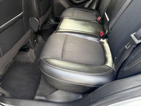 Used 2022 Chevrolet Trax LT w/ LT Convenience Package image 17