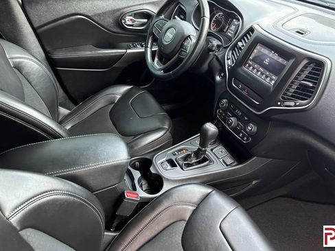 Used 2019 Jeep Cherokee Latitude Plus AWD/4WD image 18