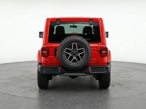 Used 2025 Jeep Wrangler Sahara image 7