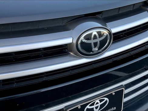 Used 2019 Toyota Highlander XLE AWD/4WD image 32