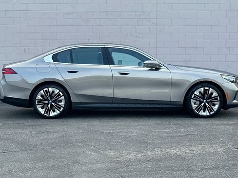 Used 2024 BMW i5 eDrive40i w/ M Sport Package image 6