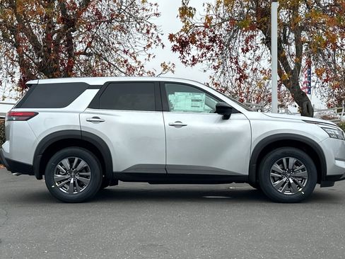 New 2025 Nissan Pathfinder S image 3