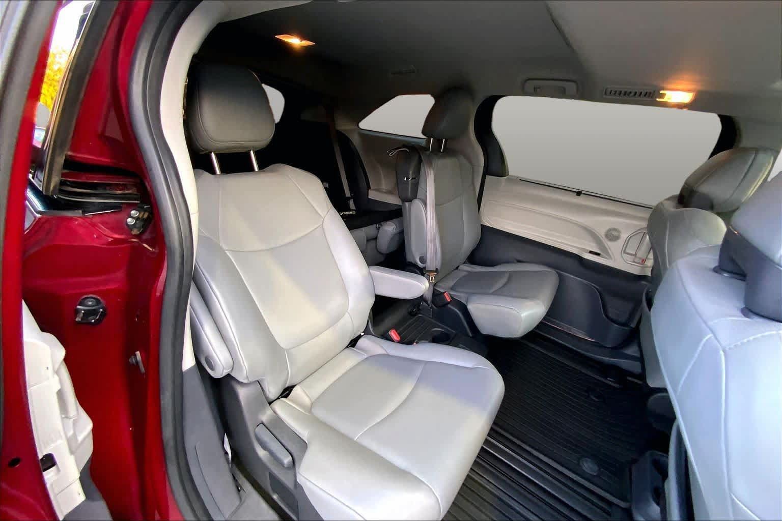 Used 2024 Toyota Sienna XLE FWD image 17