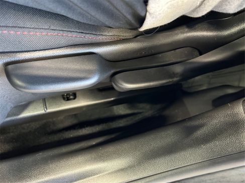 Used 2024 Chevrolet Trax RS w/ Sunroof Package image 18