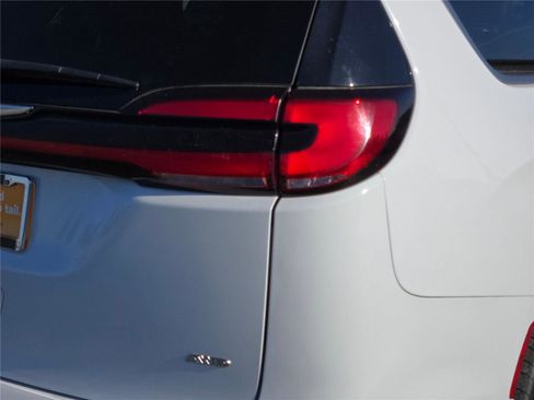 Certified 2022 Chrysler Pacifica Pinnacle image 17