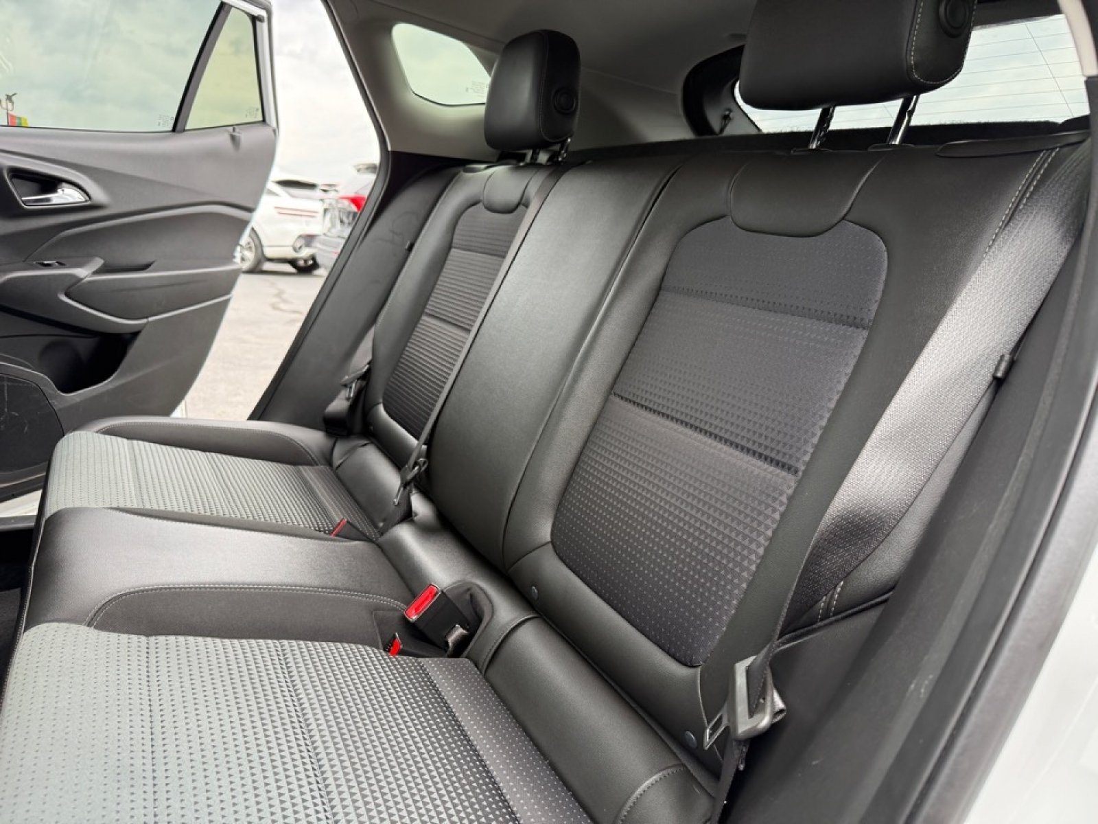 Used 2025 Chevrolet Trax LT w/ LT Convenience Package FWD image 28