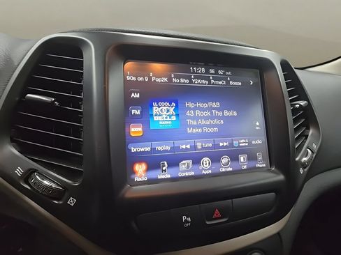 Used 2017 Jeep Cherokee Latitude w/ Safety/Convenience Group AWD/4WD image 30