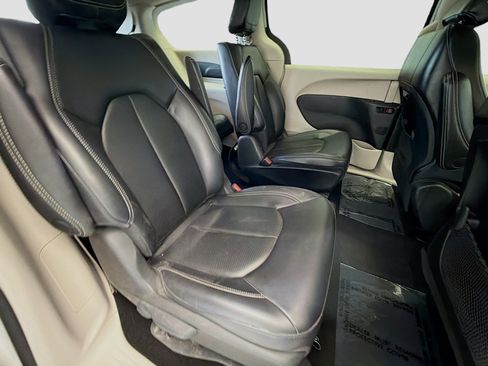Used 2023 Chrysler Pacifica Touring-L image 15
