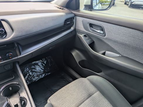 Used 2021 Nissan Rogue SV FWD image 18