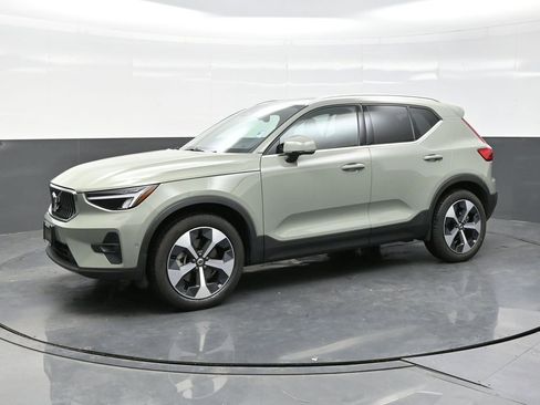 Used 2025 Volvo XC40 B5 Plus image 3