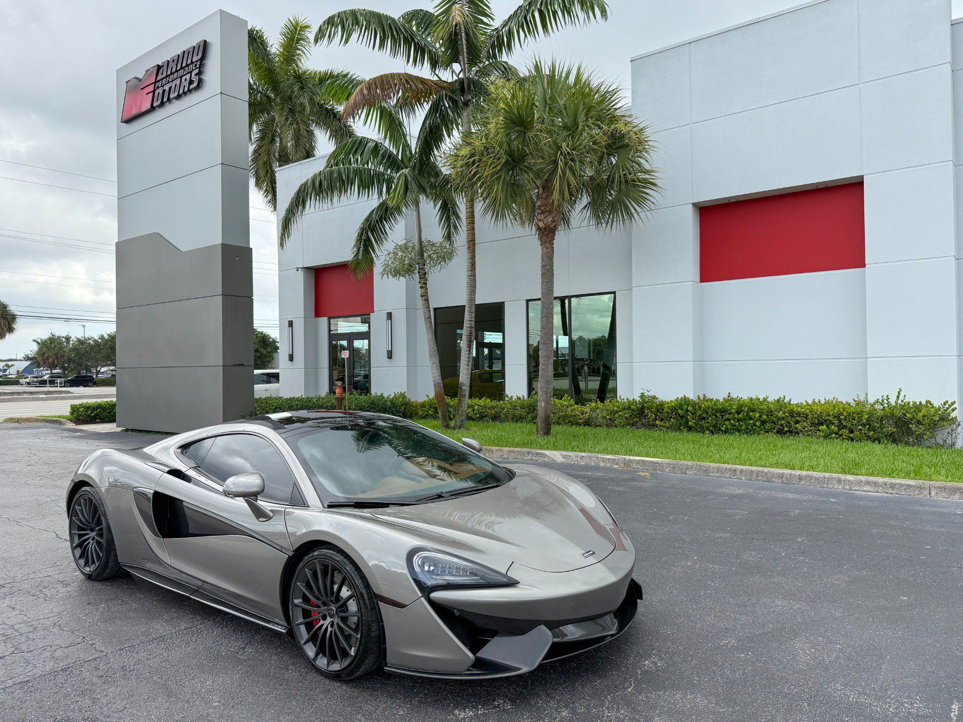 Used 2017 McLaren 570S RWD image 1