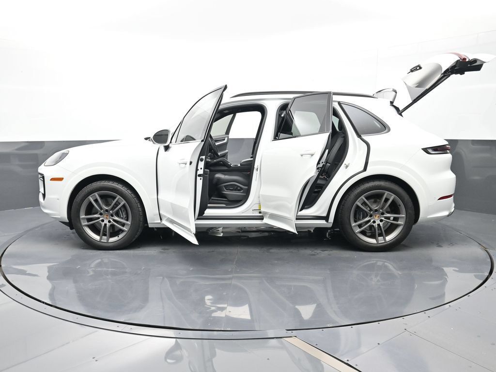 Certified 2025 Porsche Cayenne AWD/4WD image 29