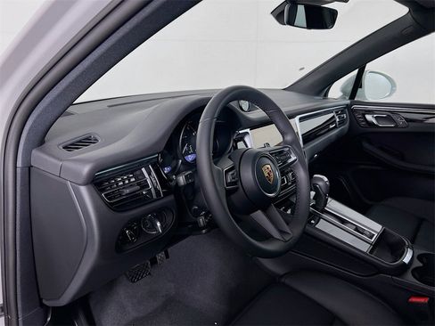New 2026 Porsche Macan image 4