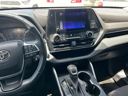 Used 2023 Toyota Highlander LE FWD image 19