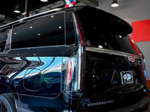 Used 2021 Cadillac Escalade ESV Premium Luxury AWD/4WD image 10