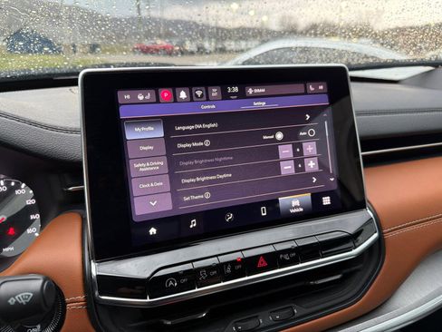 Used 2025 Jeep Compass Limited image 19