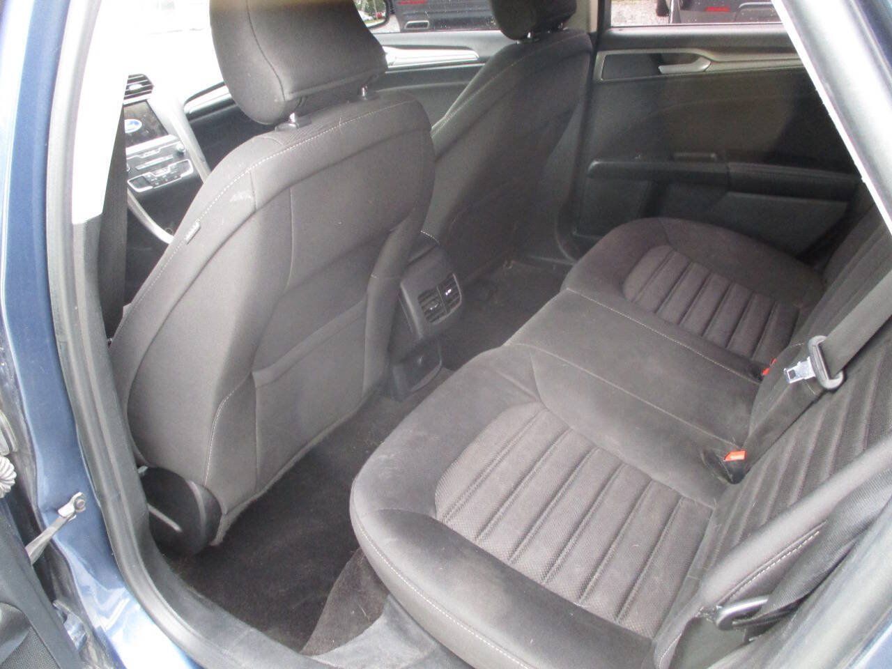 Used 2019 Ford Fusion SE FWD image 12