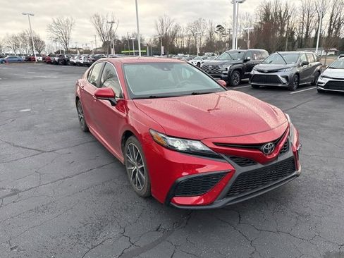Used 2021 Toyota Camry SE image 3